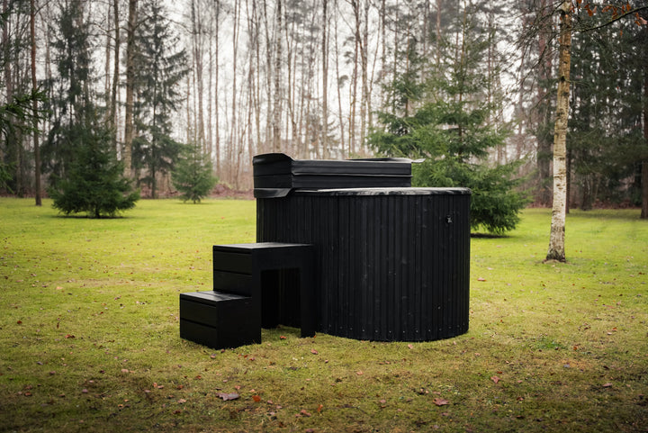 Aomi Eisbad Grand mit schwarzem Thermolederbezug und Einstiegstreppe im Outdoor-Wellnessbereich